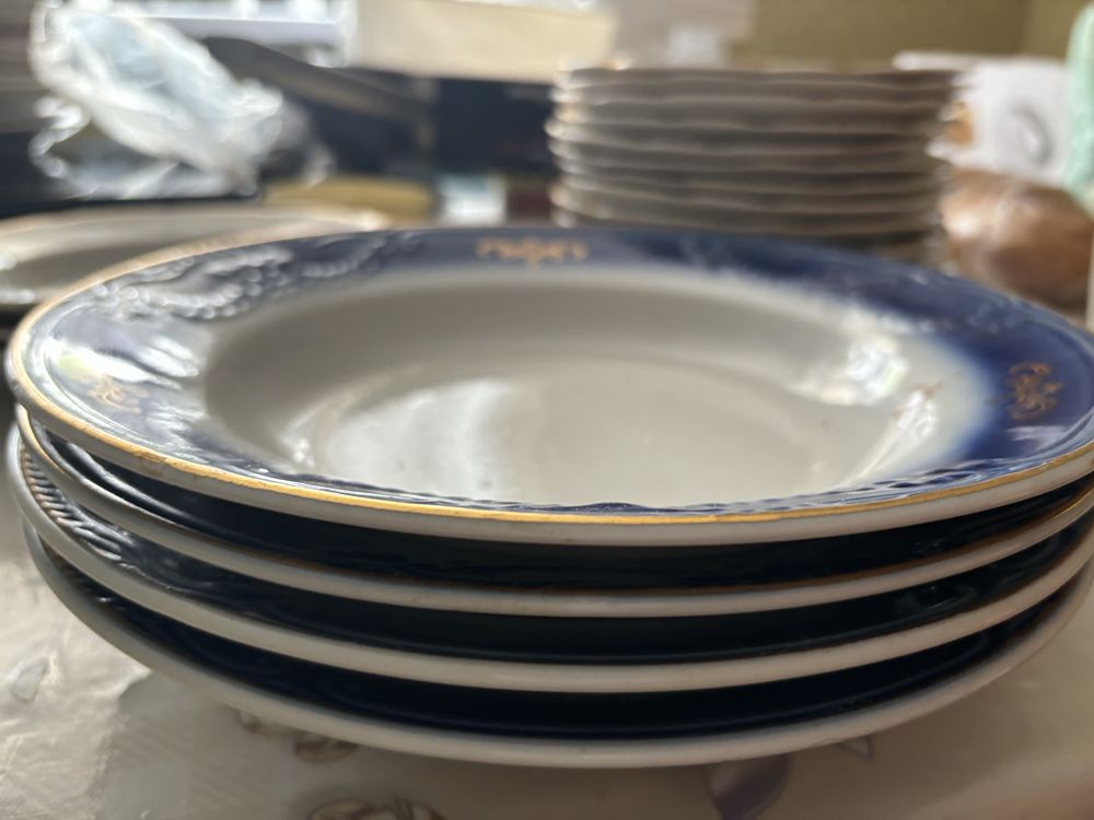 Посуд, тарілки різних розмірів