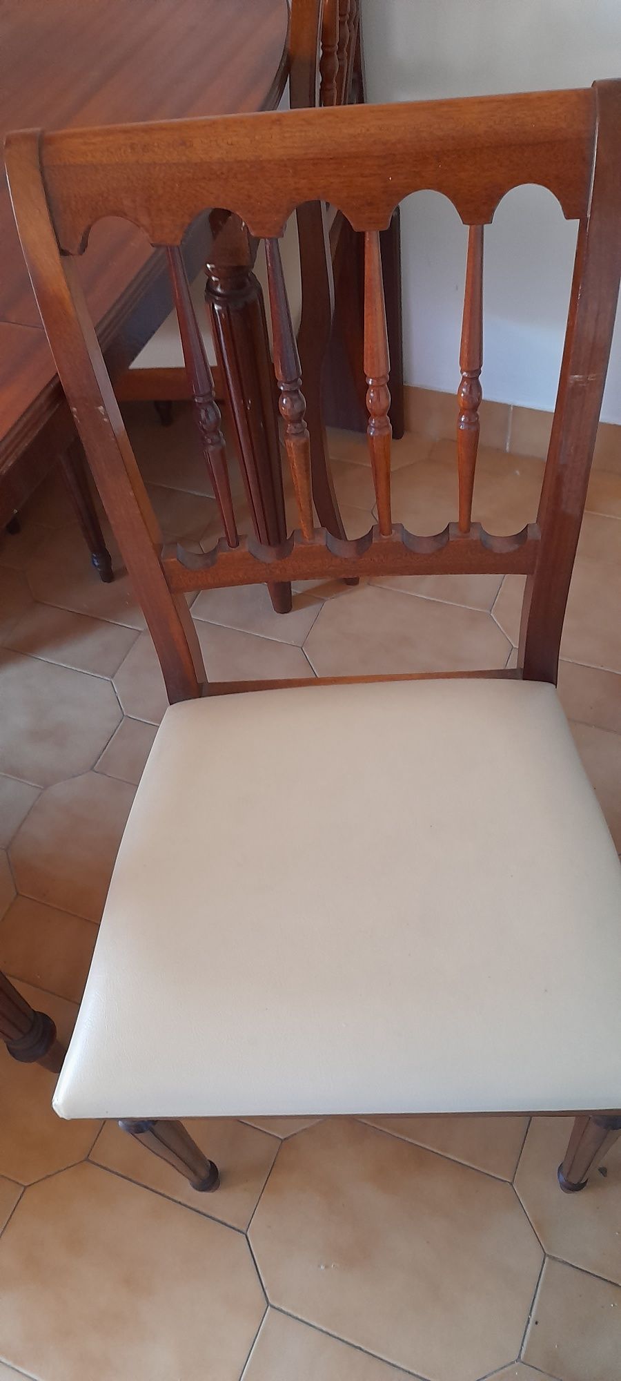 Mesa de sala e cadeiras