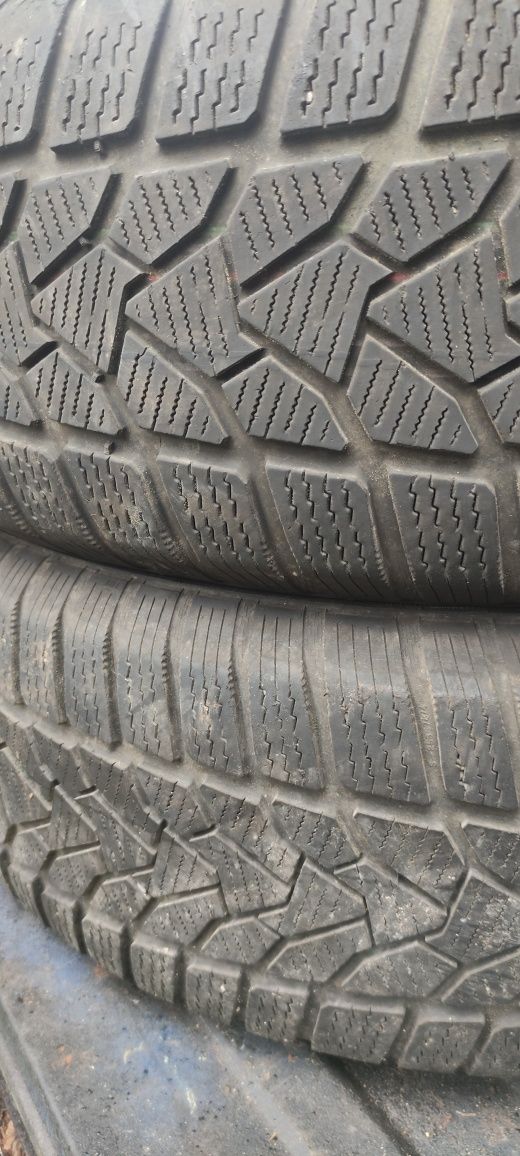 Opony zimowe z 2021r 215/65/16 Uniroyal 8N
