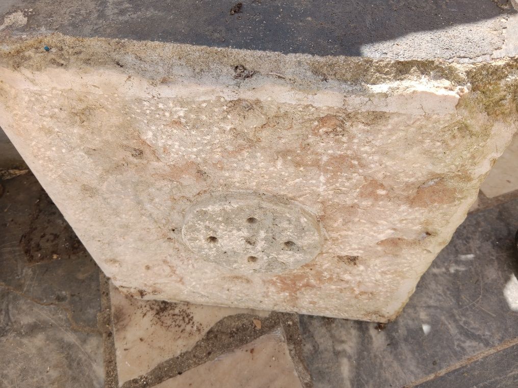 Pia em pedra.    .