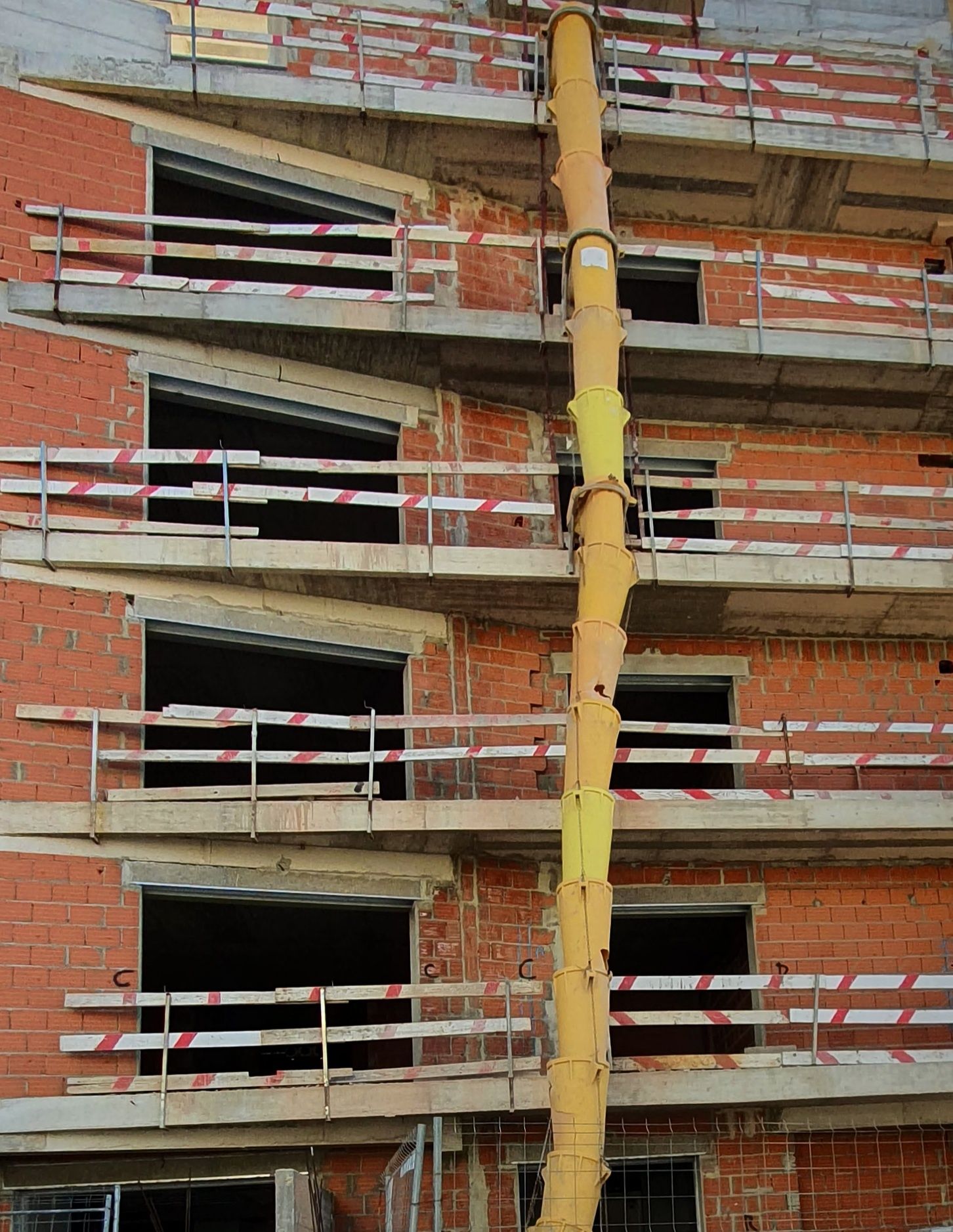 CARRINHAS e CONTENTORES p/recolha de todo o tipo de entulho de obras