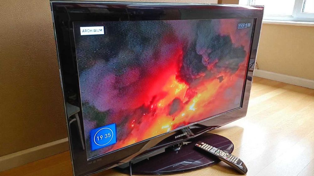 TV SAMSUNG 37 cali + pilot stan B.dobry .