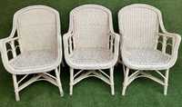Cadeiras em palhinha pintadas, aptas a serem usadas