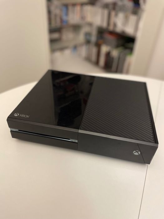 Konsola Xbox One, z grą Minecraft, dwa pady