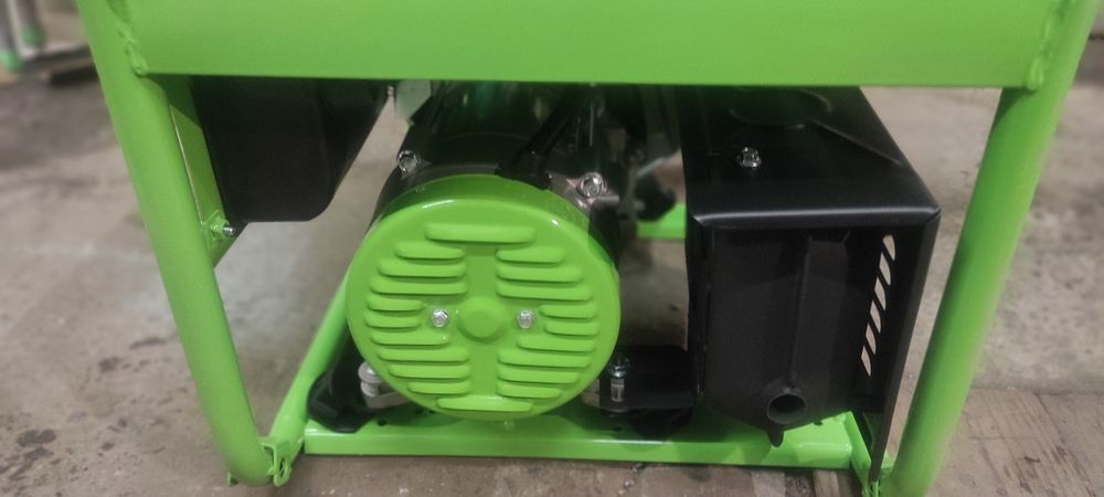 Бензиновый генератор 2.8kW 230V/12V 2800W Zipper ZI-STE2800