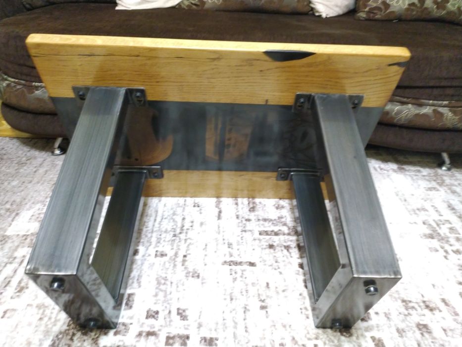 Stolik kawowy, dąb-żywica epoksydowa.