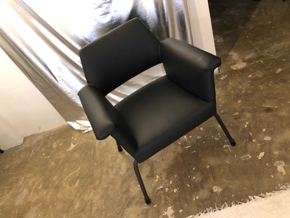 Cadeirão em napa preta, design anos 70