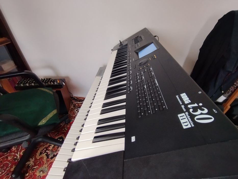 Сінтезатор Korg I30