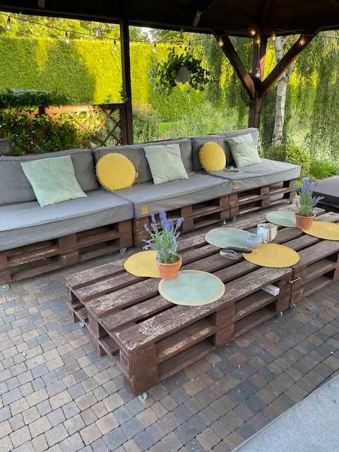 Zestaw mebli ogrodowych z palet sofa narożnik
