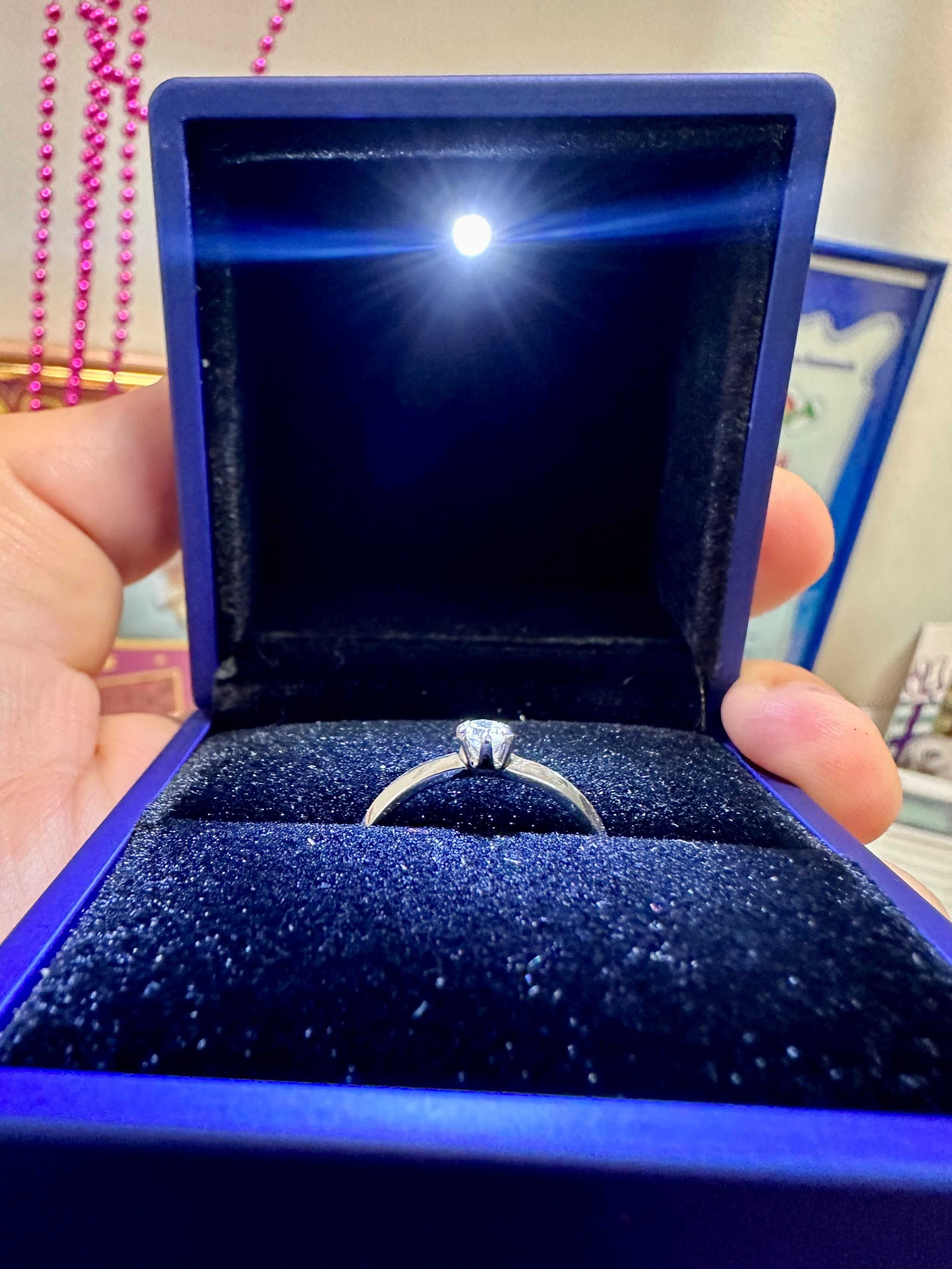 Продам золотое (помолвочное) кольцо с бриллиантом