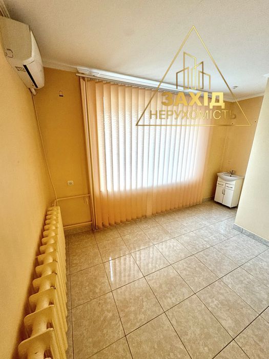 Продаж фасадного комерційного приміщення р-н Варшавського ринку