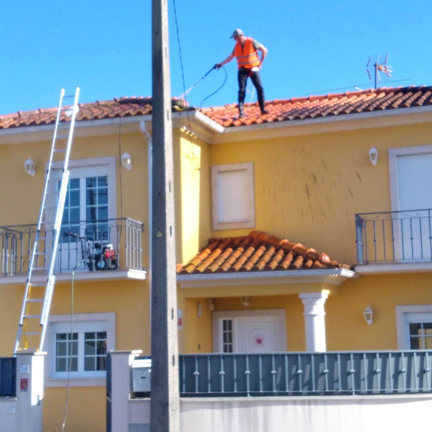 Serviços residenciais, limpeza de telhados, pinturas, instalações,