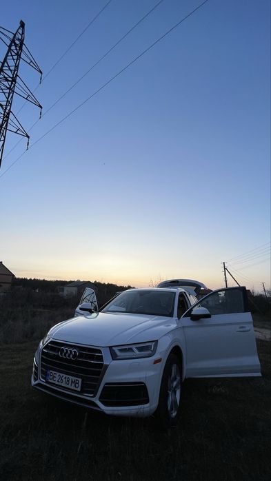 Audi Q5 2018 бензин 2.0 Premium Plus