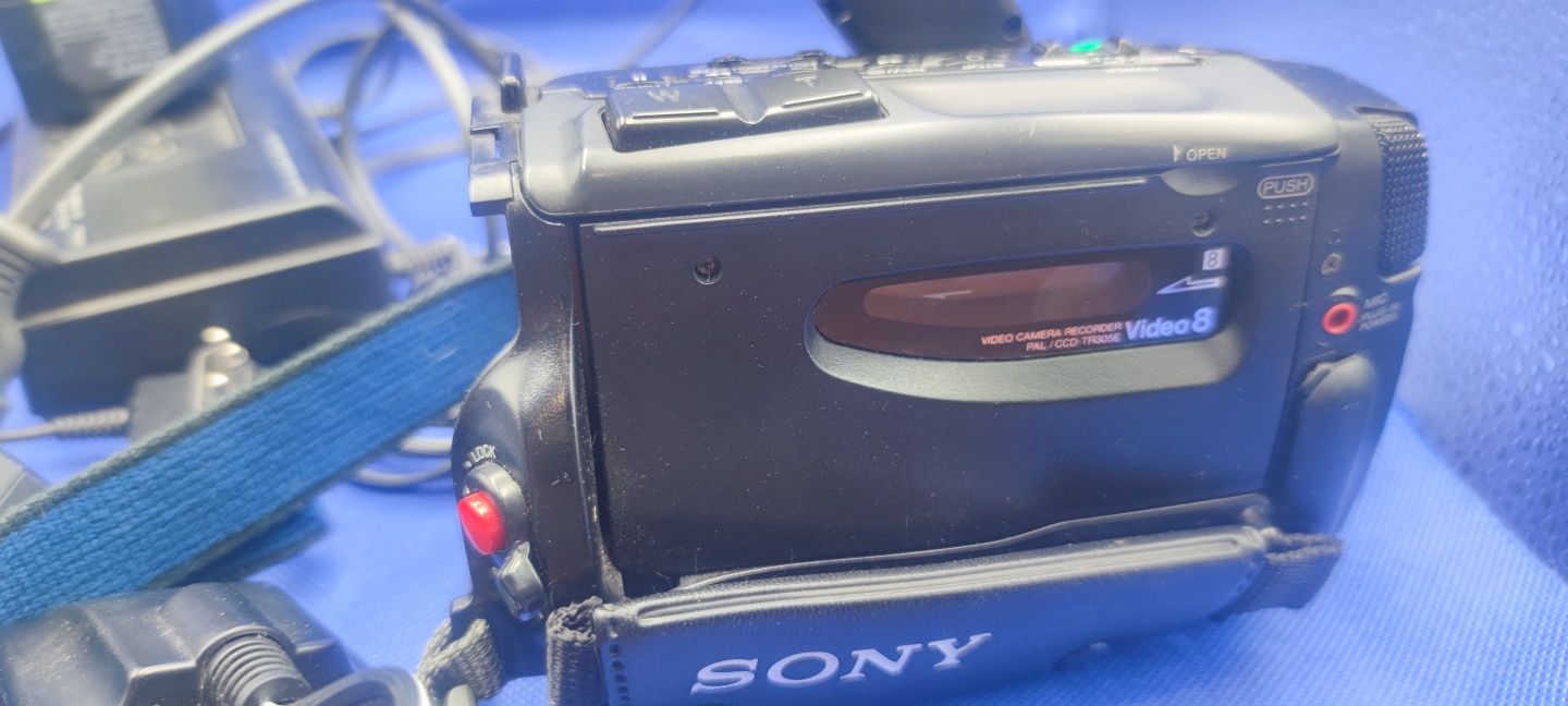 Sony Handycam CCD-TR305E com acessorios (com avaria)