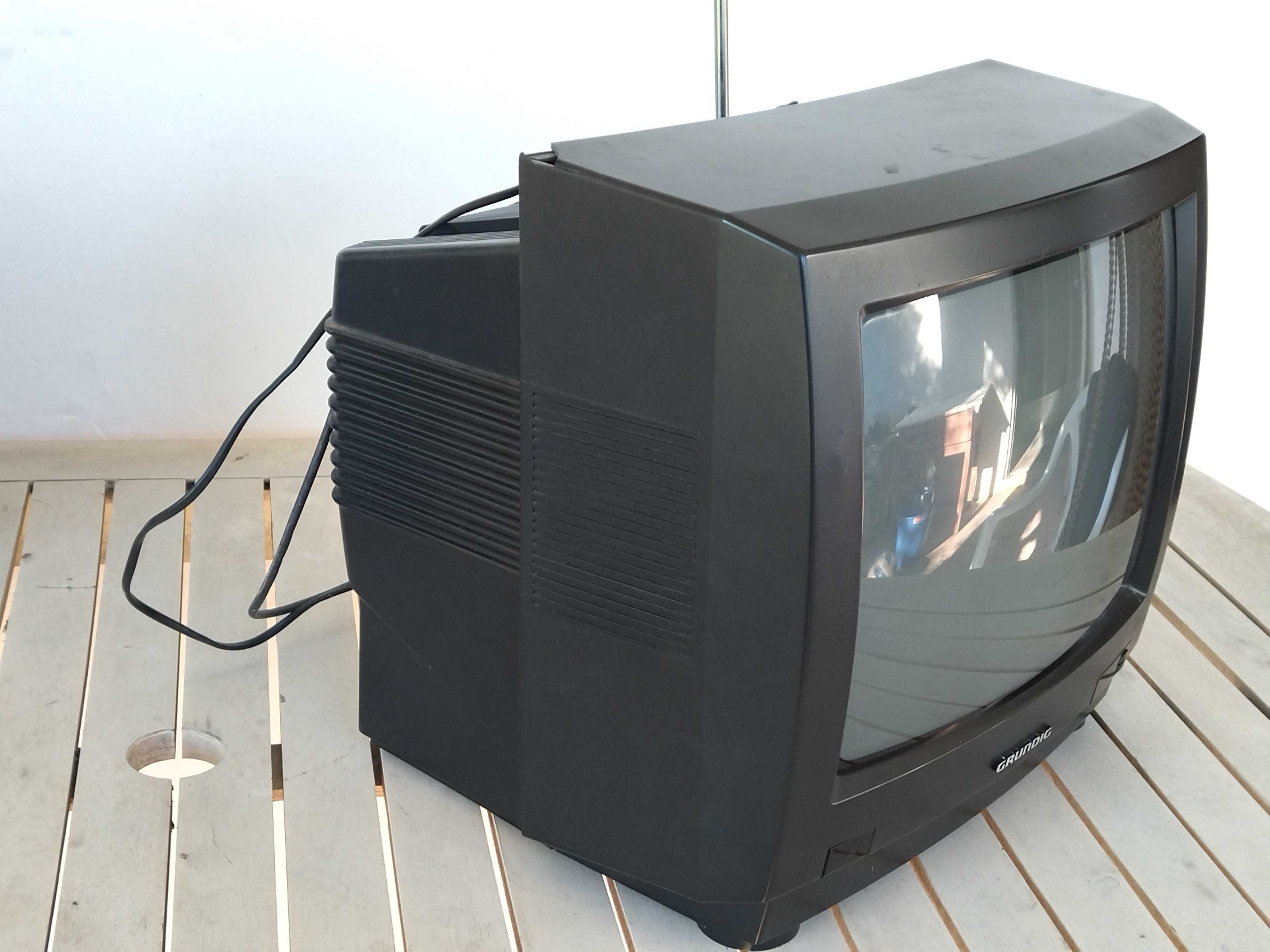 TELEVISÃO antiga e a funcionar, marca GRUNDIG