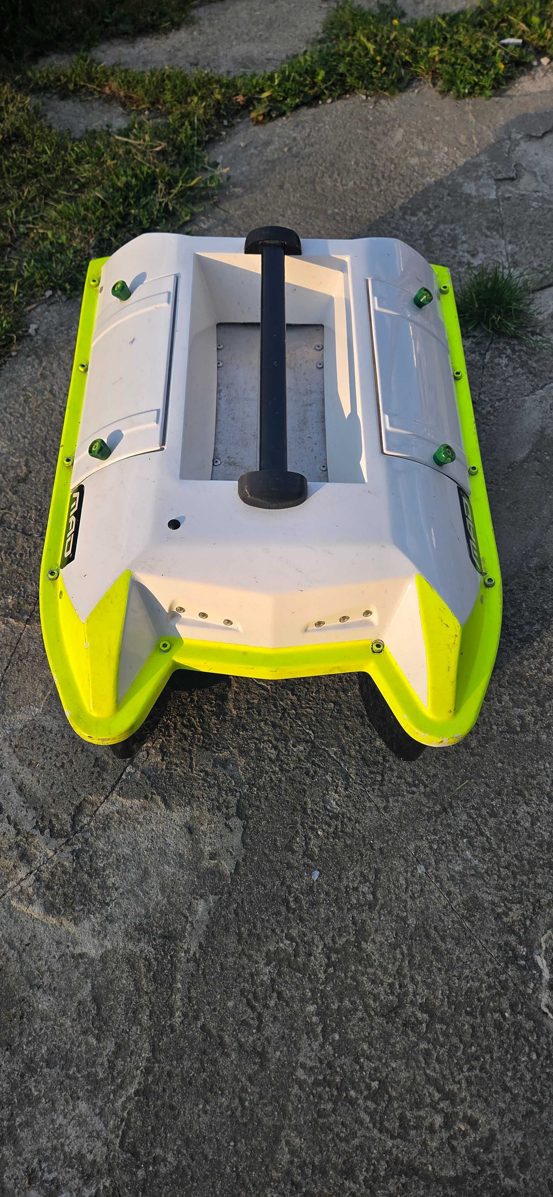 Łódka zanętowa z GPS super stan 60 cm długa nowy gps.
