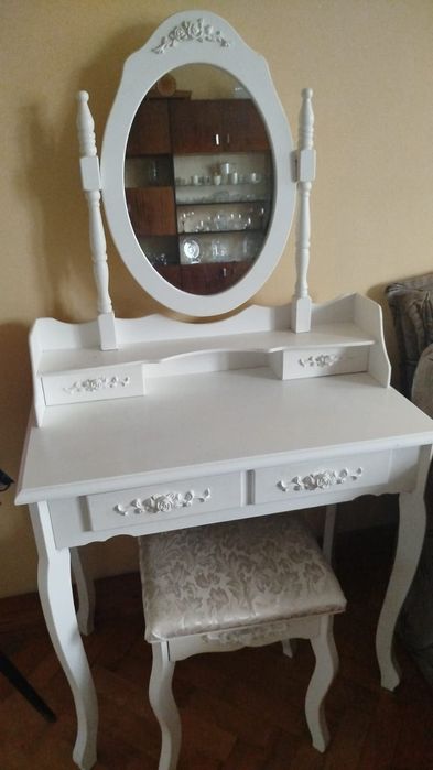 Toaletka biała plus krzesełko