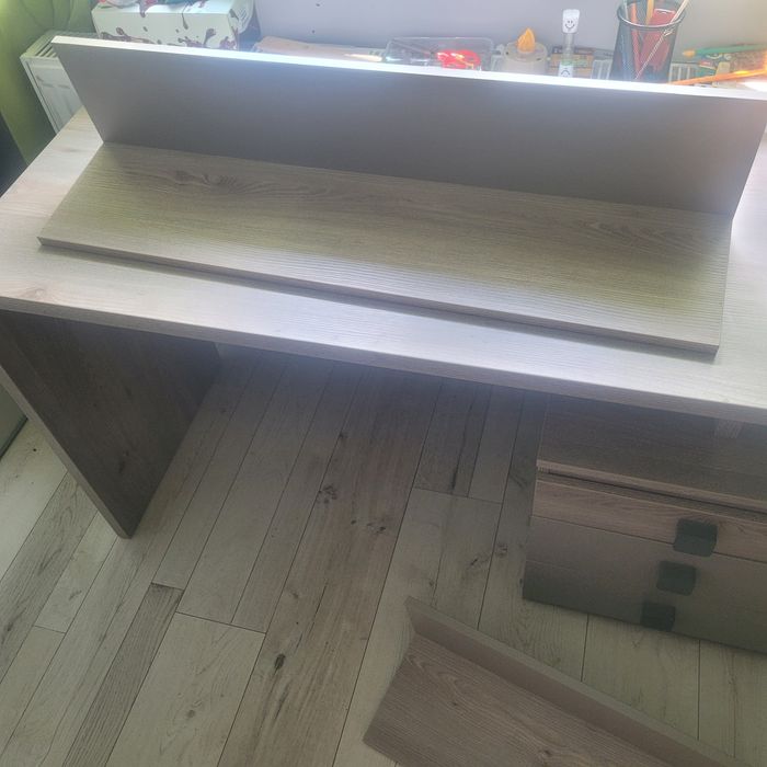 Biurko z półkami na ściane