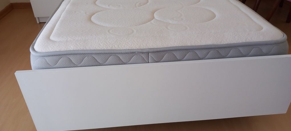 Cama com colchão viscoelástico e estrado