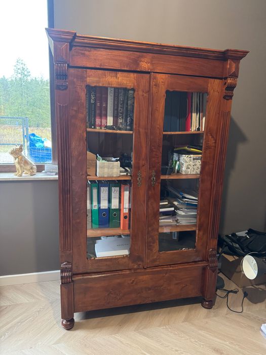 Eklektyczna zabytkowa biblioteka / kredens