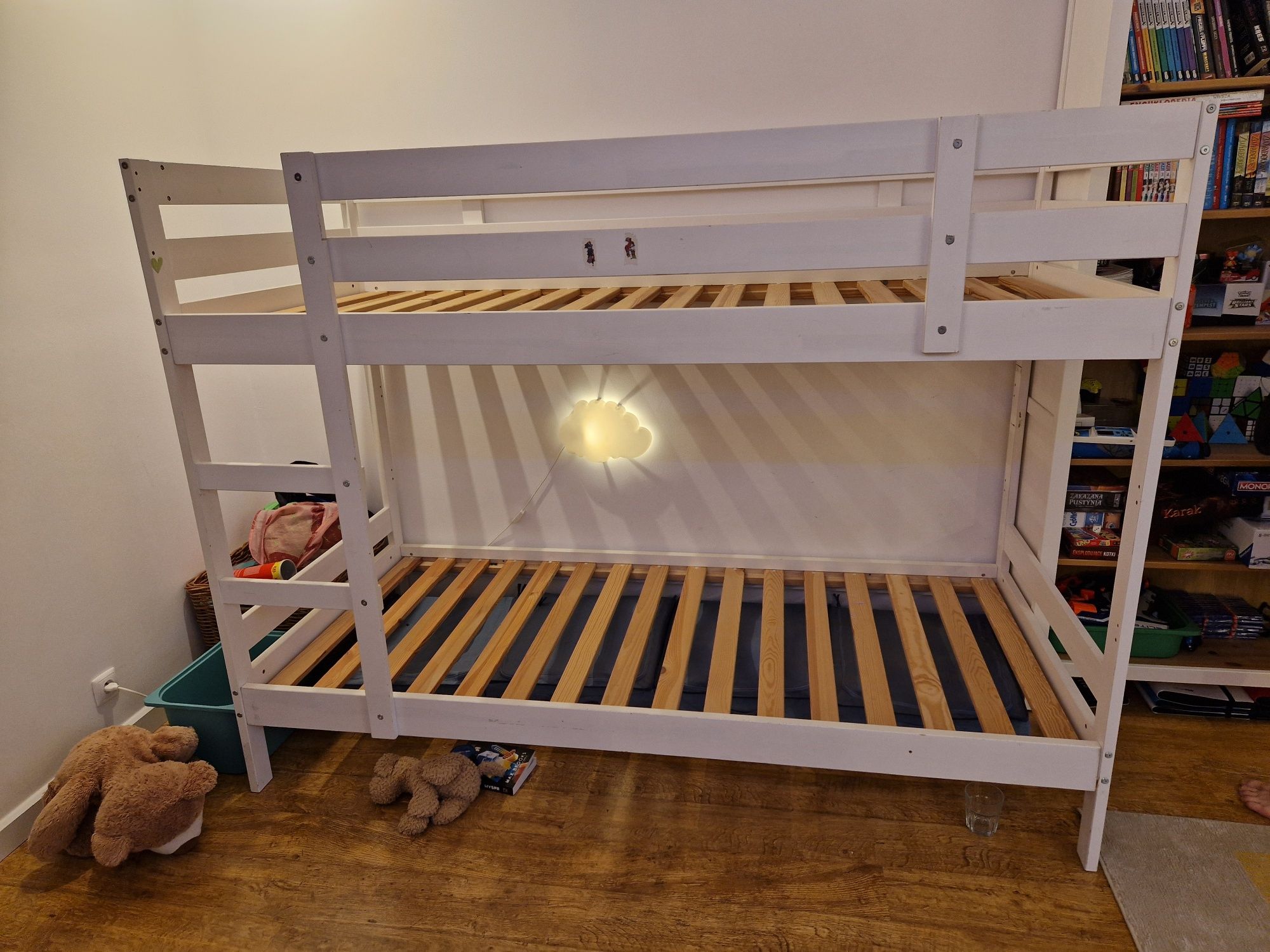Białe łóżko piętrowe Ikea