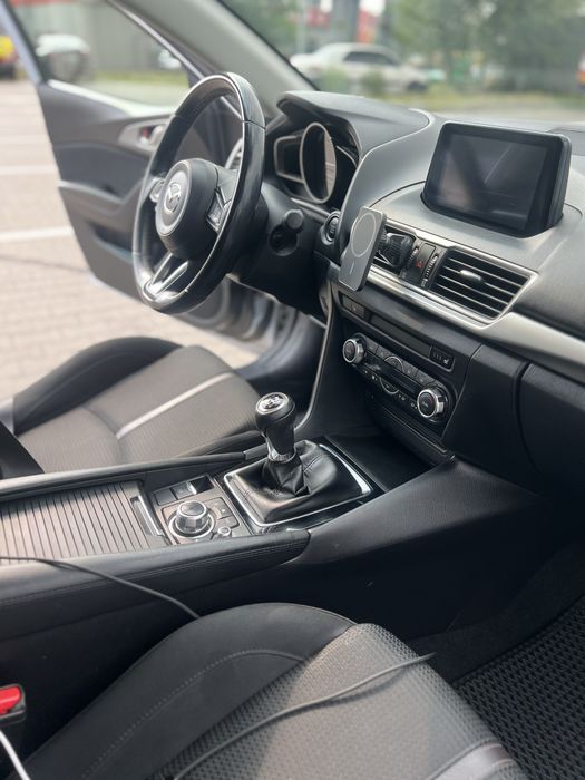 Автомобіль машина хетчбек седан