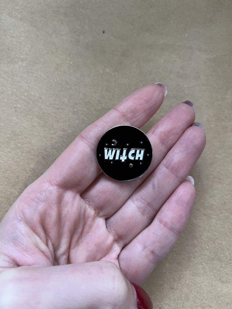 Metalowa przypinka witch pins z księżycem