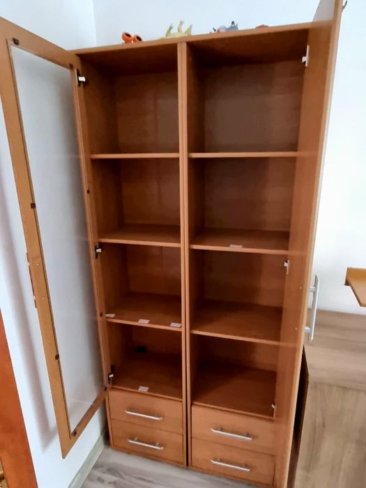 Szafa i witryna z przeszkleniem