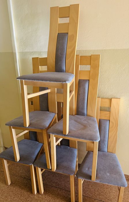 Komplet krzeseł używane bardzo sporadycznie co widac.