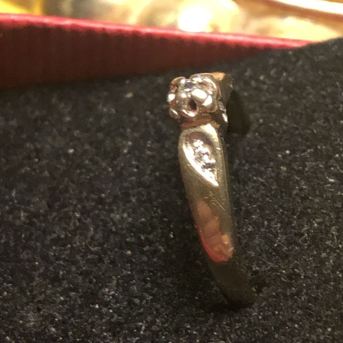 Zloty pierscionek 585 z diamentami