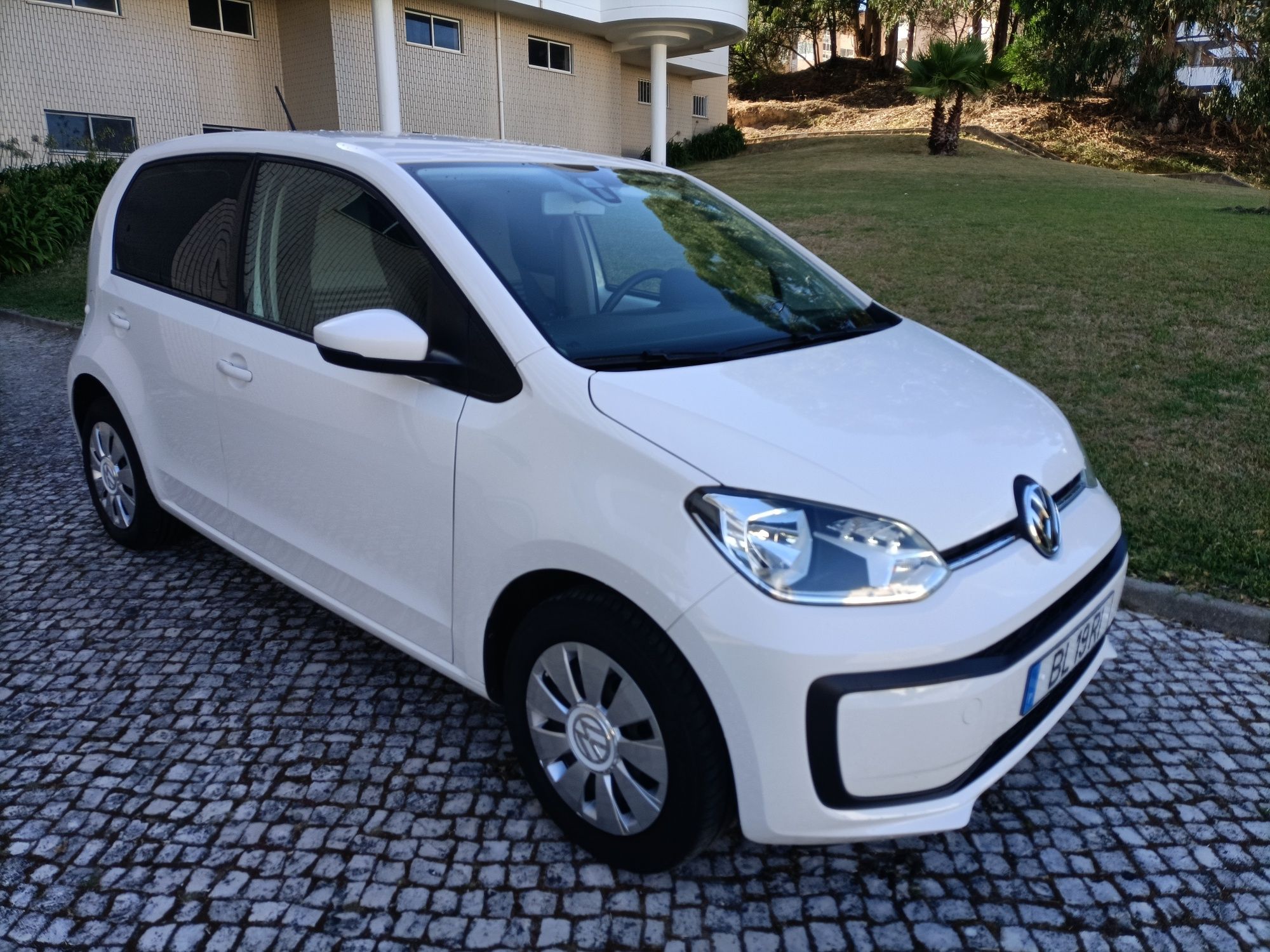Volkswagen up! 1.0cc Move up! 2018 bem estimado