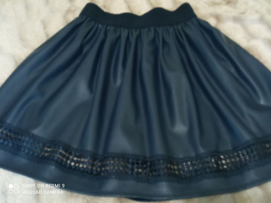 Шкільна спідниця шкірозамінника синього кольору