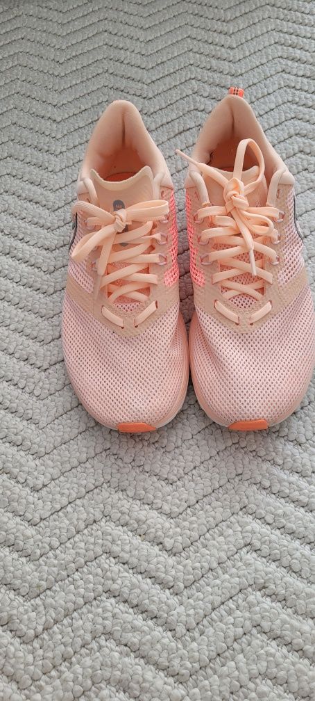 Buty do biegania bądź fitnessu