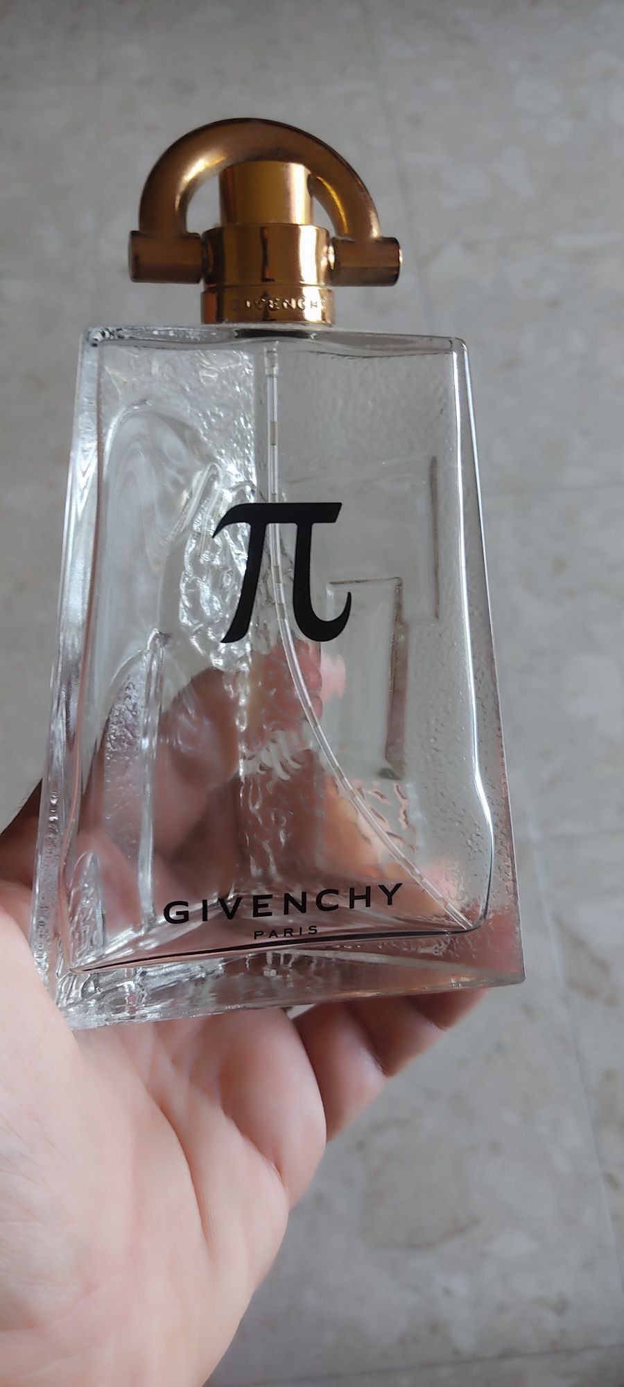 Frasco de perfume π Givenchy