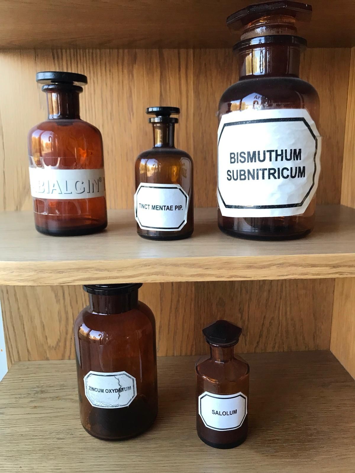 Utensylia butelki apteczne apteka osprzęt
