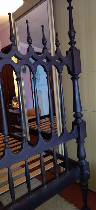 Cama de casal vintage mogno com estrado