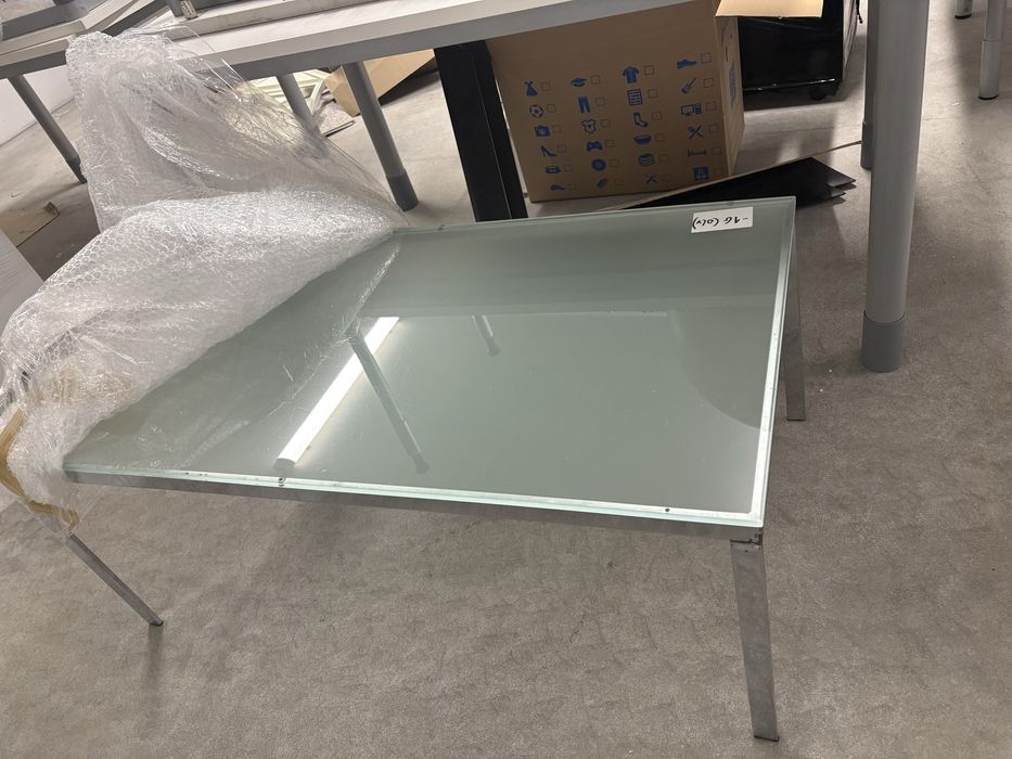 Swietny stolik kawowy szklany z metalowymi polerowanymi nogami