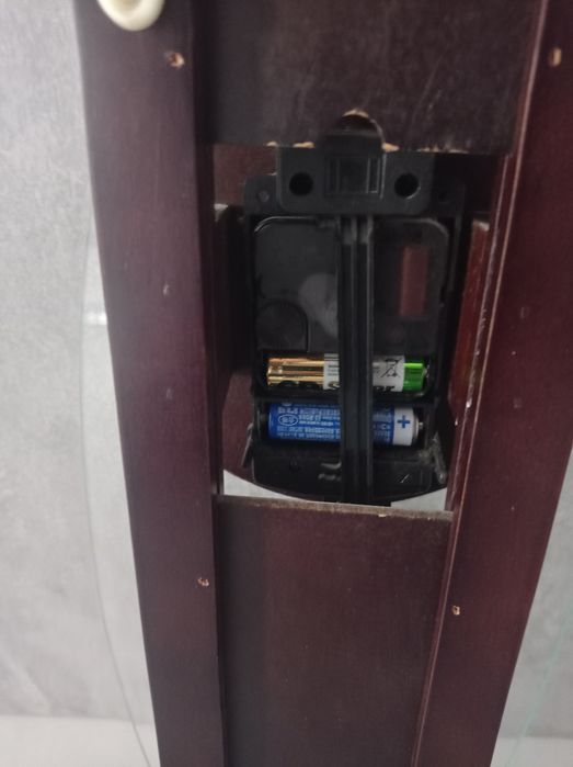 Zegar ścienny z wahadłem.