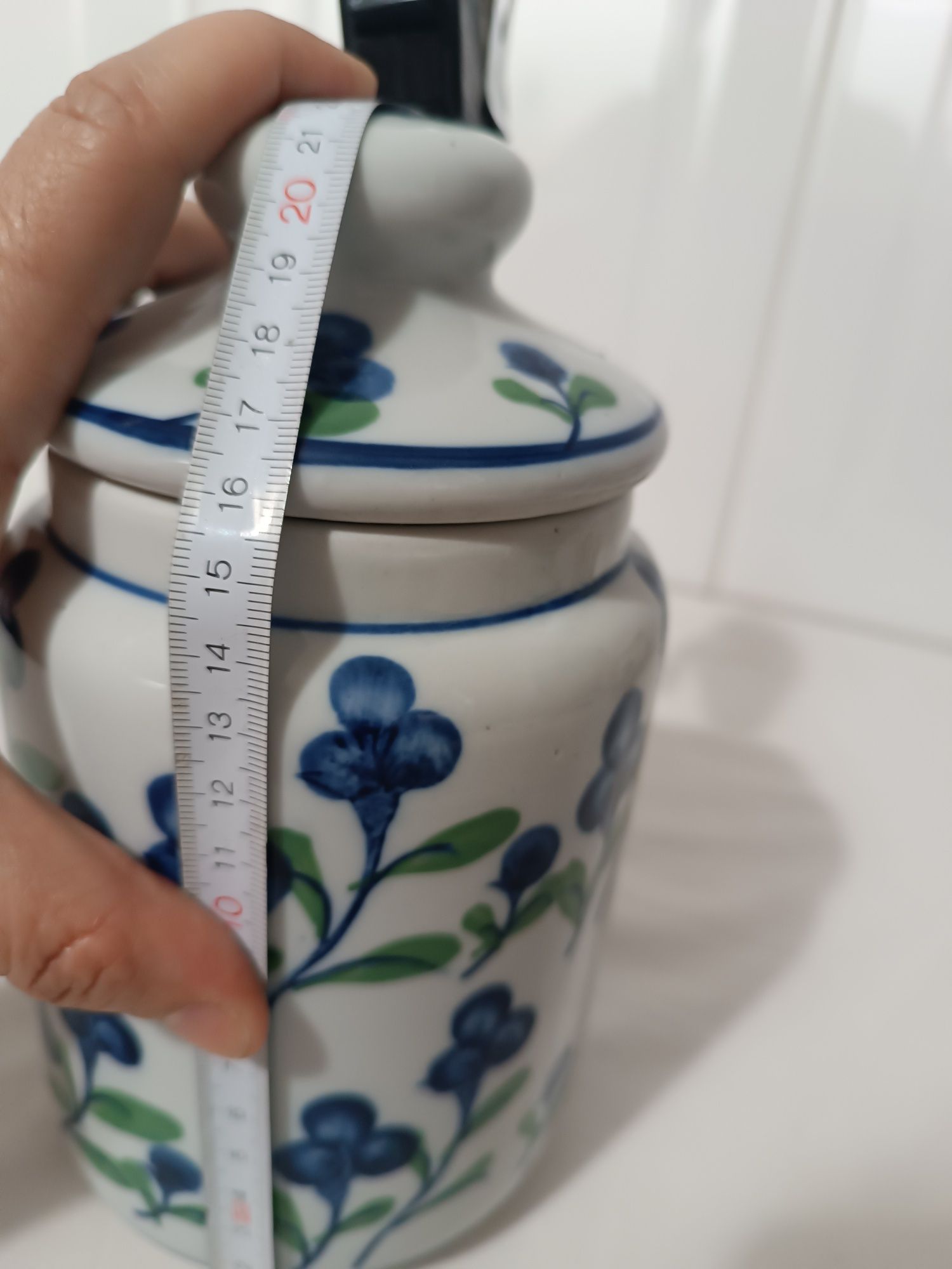 Pote Biscoiteira e Porcelana. 21 cm