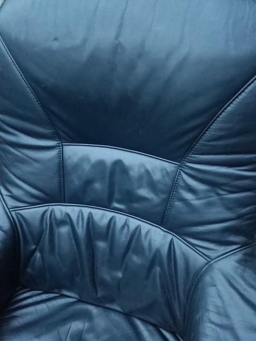 Продам шкіряне крісло офісне