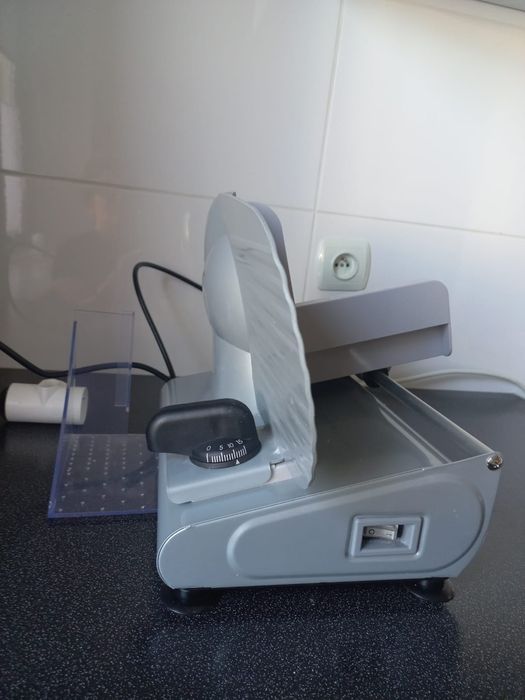 Krajalnica do chleba, mięsa GORENJE R 506 E  moc 150W zakres 0-15 mm