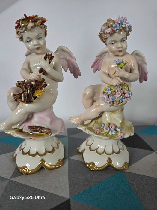Capodimonte Włochy – 2 figurki porcelanowe cherubiny / putta 21 cm