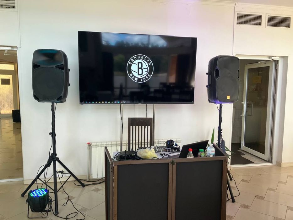 Телевізор 75» на стійці