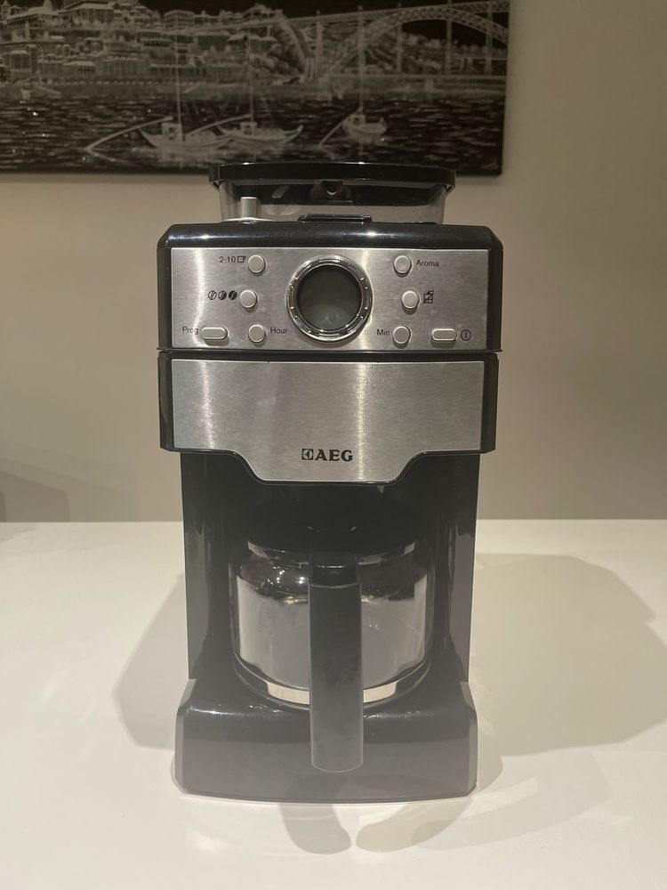 Máquina de café AEG com moedor de grãos integrado