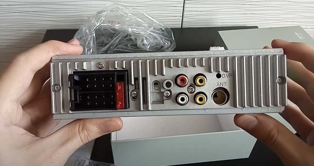 Автомагнітола з дисплеєм та пультом на руль блютуз usb microsd коротка