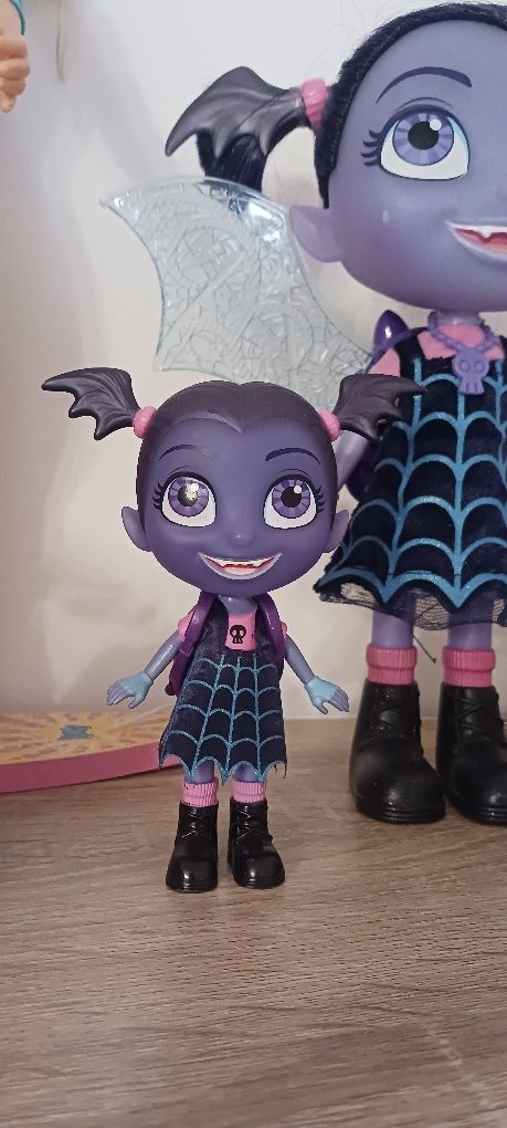 Boneca vampirinha grande com cao  e pequenina