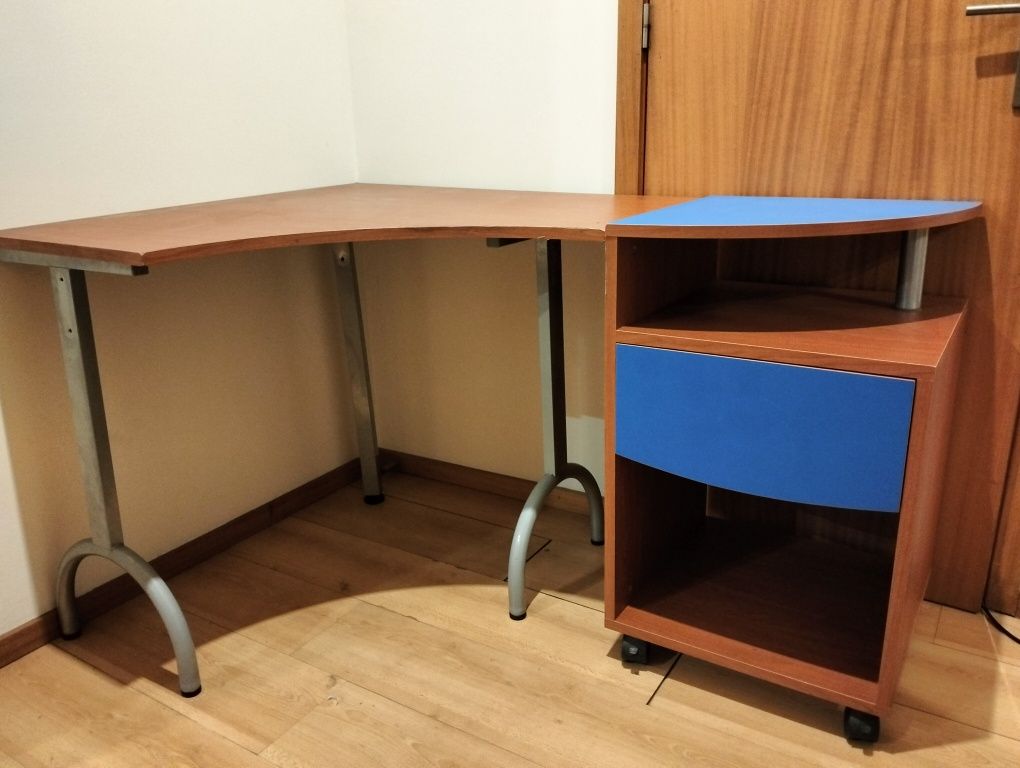 Secretaria com móvel de apoio