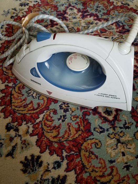 Утюг SIEMENS с пароувлажнителем.