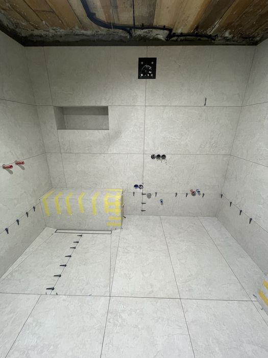 Плиточник вкладання плитки