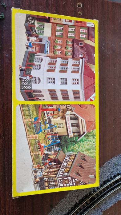 Varias casas pontes e comboios pedir fotos.